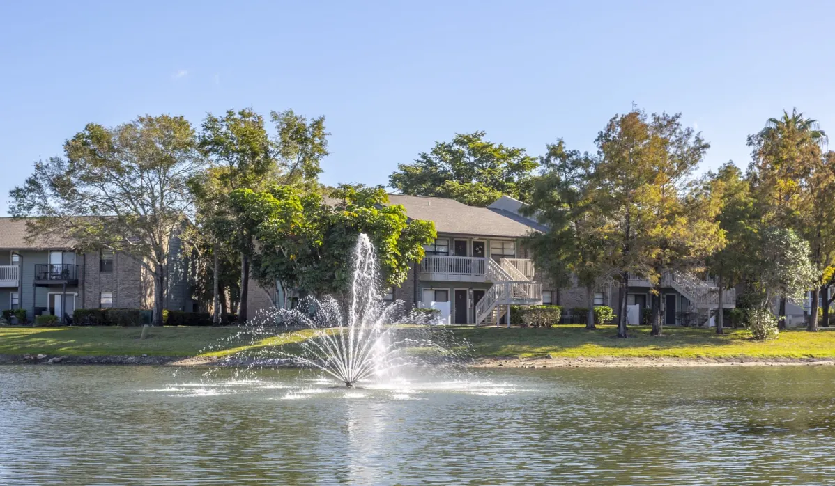 39 Acres apartment community exterior and water feature in Fort Myers