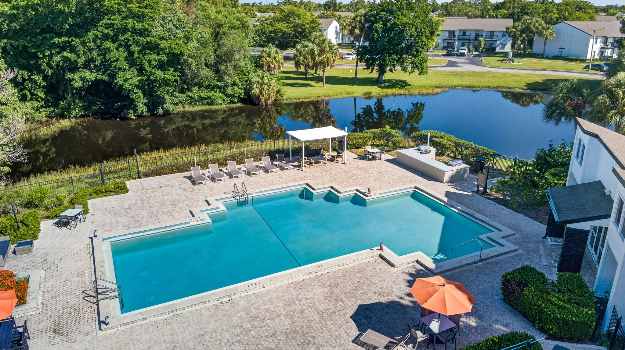 39 Acres pool and lakefront with fountain