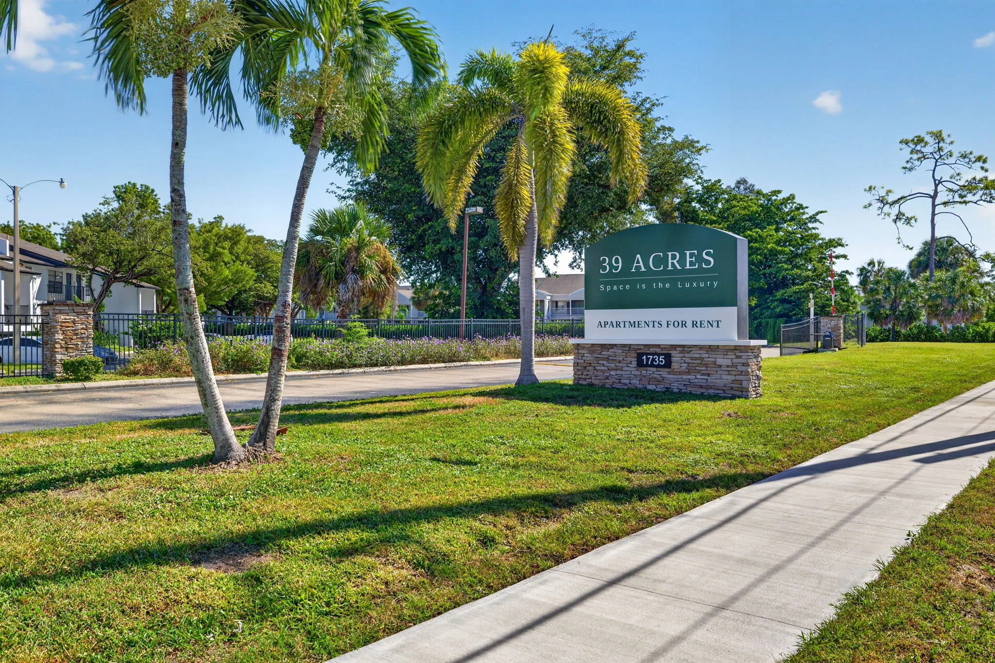 39 Acres apartment community exterior and water feature in Fort Myers